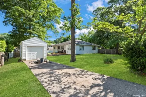 15 Oceanview Ave, Farmingville, NY 11738
