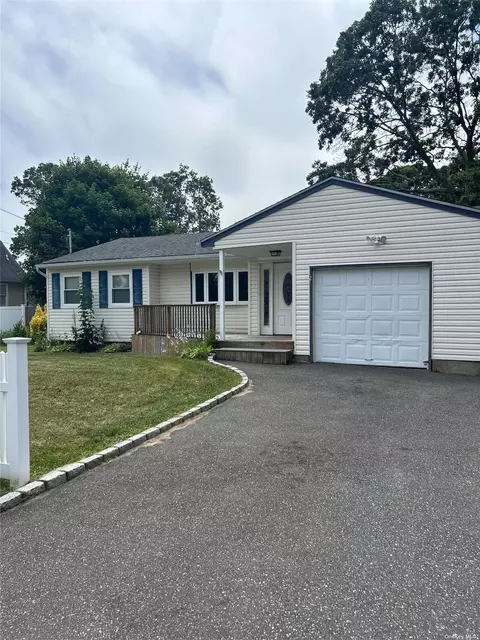 16 George Dr, Mastic, NY 11950