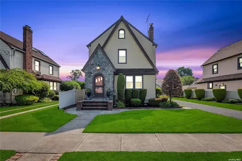 23 East St, Hicksville, NY 11801