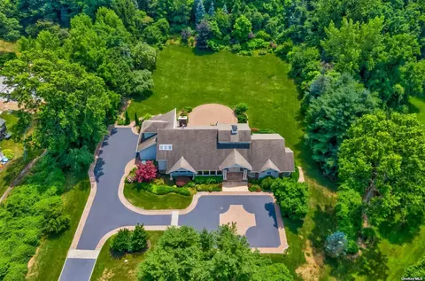 100 Amber Ln, Oyster Bay Cove, NY 11771