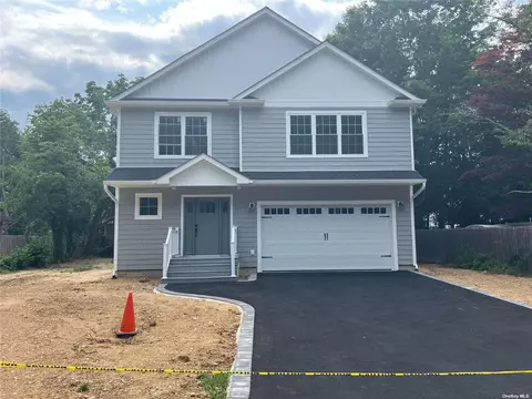 14 Fir St, Lake Grove, NY 11755
