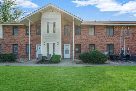 3 Cheyenne Ct #C3, Coram, NY 11727