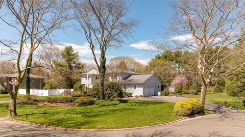 3 Split Rail Ct, Dix Hills, NY 11746