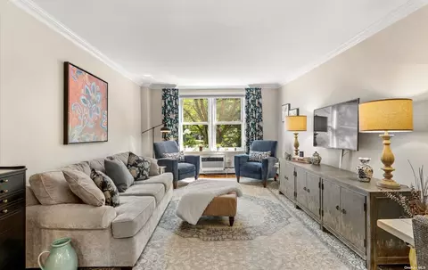 42-30 Douglaston Pkwy #4H, Douglaston, NY 11363