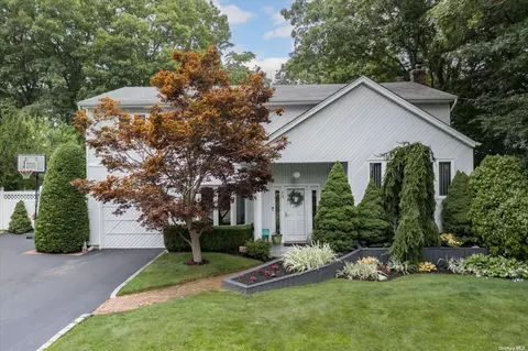 19 Dione Ln, Hauppauge, NY 11788