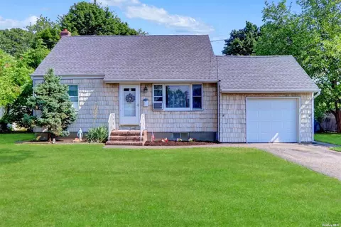 372 Arcadia Dr, West Islip, NY 11795
