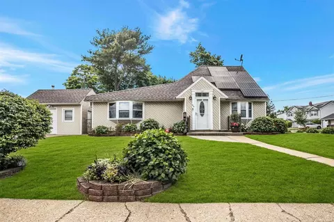68 Amber Ln, Levittown, NY 11756