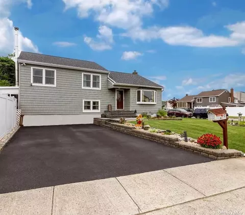 7 Acme Ave, Bethpage, NY 11714