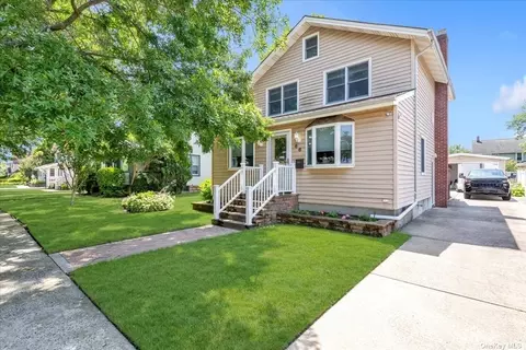 66 Robertson Rd, Lynbrook, NY 11563