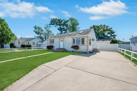 19 Beta Dr, Amityville, NY 11701