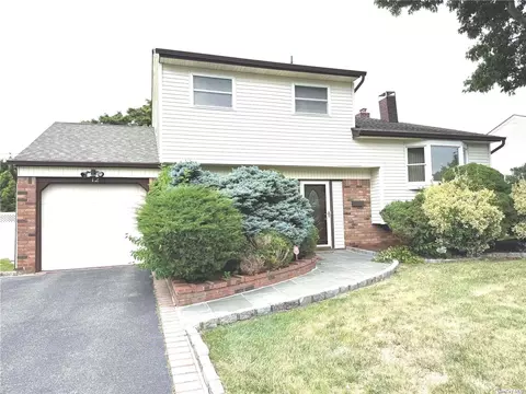 12 Honeysuckle Ln, Kings Park, NY 11754