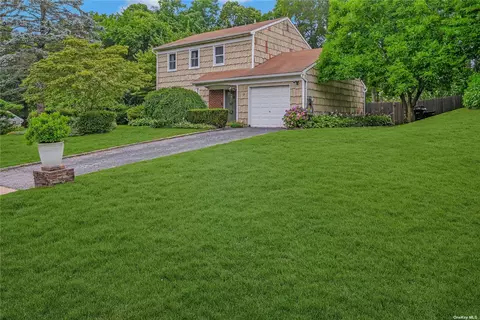 19 Scenic Hills Dr, Ridge, NY 11961