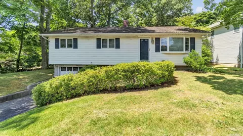 178 Kings Park Rd, Commack, NY 11725