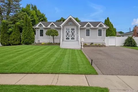 19 Havemeyer Ln, Commack, NY 11725