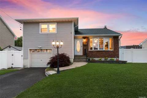 886 Bellmore Rd, North Bellmore, NY 11710