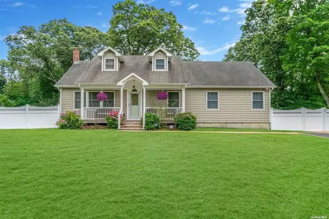 10 Fox Rd, Middle Island, NY 11953