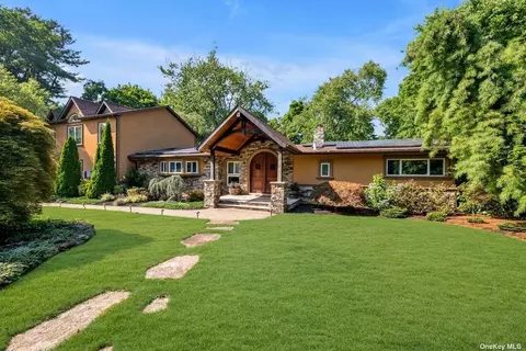 5 Signal Ct, Dix Hills, NY 11746