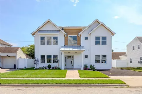16 Moss Ln, Levittown, NY 11756