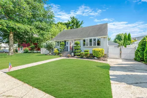 807 Helene St, Wantagh, NY 11793