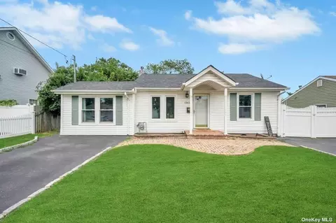 1363 Manatuck Blvd, Bay Shore, NY 11706