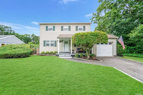 136 Norwalk Ave, Medford, NY 11763