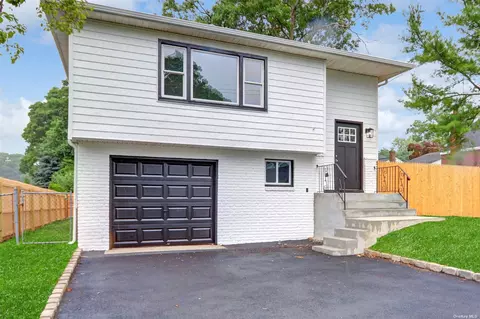 50 Wendy Dr, Farmingville, NY 11738