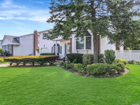 424 Spangle Dr, North Babylon, NY 11703