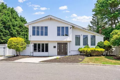 15 Cloverdale Dr, Oakdale, NY 11769