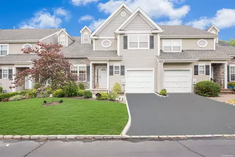 59 Paddington Cir #59, Smithtown, NY 11787