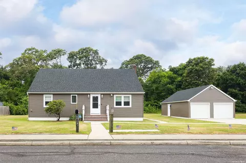 8 Kruetz Ln, Holtsville, NY 11742