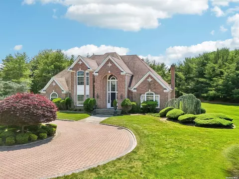 10 Buckingham Ct, Head Of The Harbor, NY 11780
