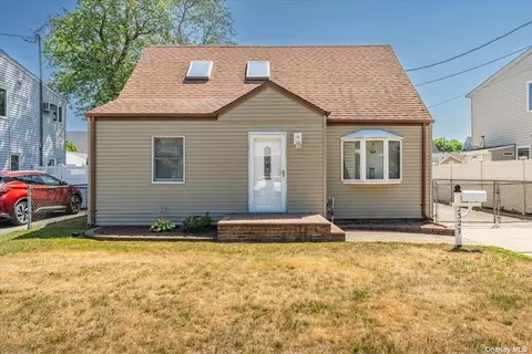 2327 Pine St, Seaford, NY 11783