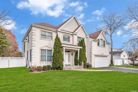 10 Nicola Ln, Nesconset, NY 11767