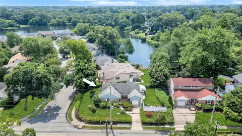 2206 Smith St, Merrick, NY 11566