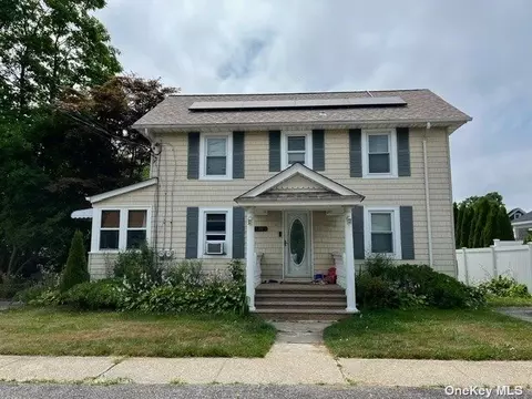 78 Redmond Ave, Bay Shore, NY 11706