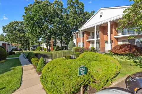 125 Santa Barbara Dr #125, Plainview, NY 11803
