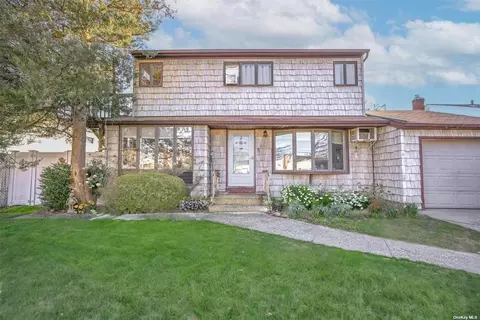 34 Ida Ln, North Babylon, NY 11703
