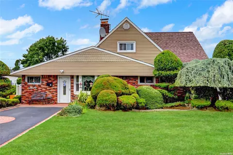 9 Eden Ln, Levittown, NY 11756