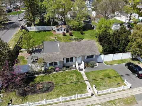 1422 Brooklyn Blvd, Bay Shore, NY 11706