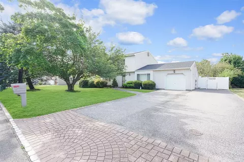 17 Malcolm St, Bellport, NY 11713