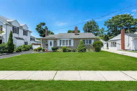 30 Washington Ave, West Sayville, NY 11796