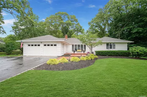 11 S Pinelake Dr, Patchogue, NY 11772 photo 1