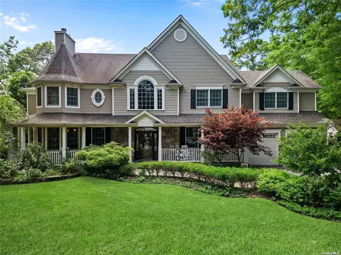 100 Elliot Ave, Lake Grove, NY 11755