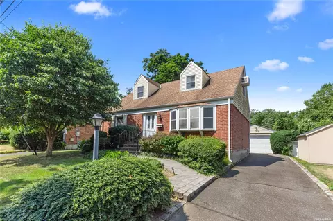 4 Grady Ct, Great Neck, NY 11023