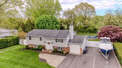 25 Country Greens Dr, Bellport, NY 11713