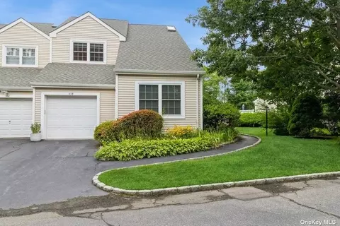 458 Village Oaks Ln #458, Babylon, NY 11702