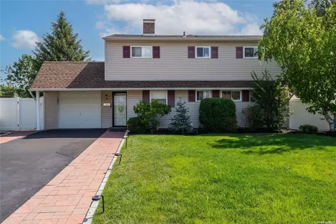 9 Foster Ln, Westbury, NY 11590