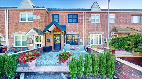 61-22 77th St, Middle Village, NY 11379