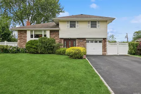 7 Dartmouth Dr, Smithtown, NY 11787