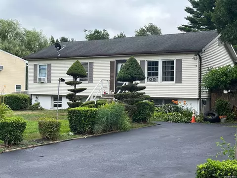 36 Ridgewood Ave, Brentwood, NY 11717